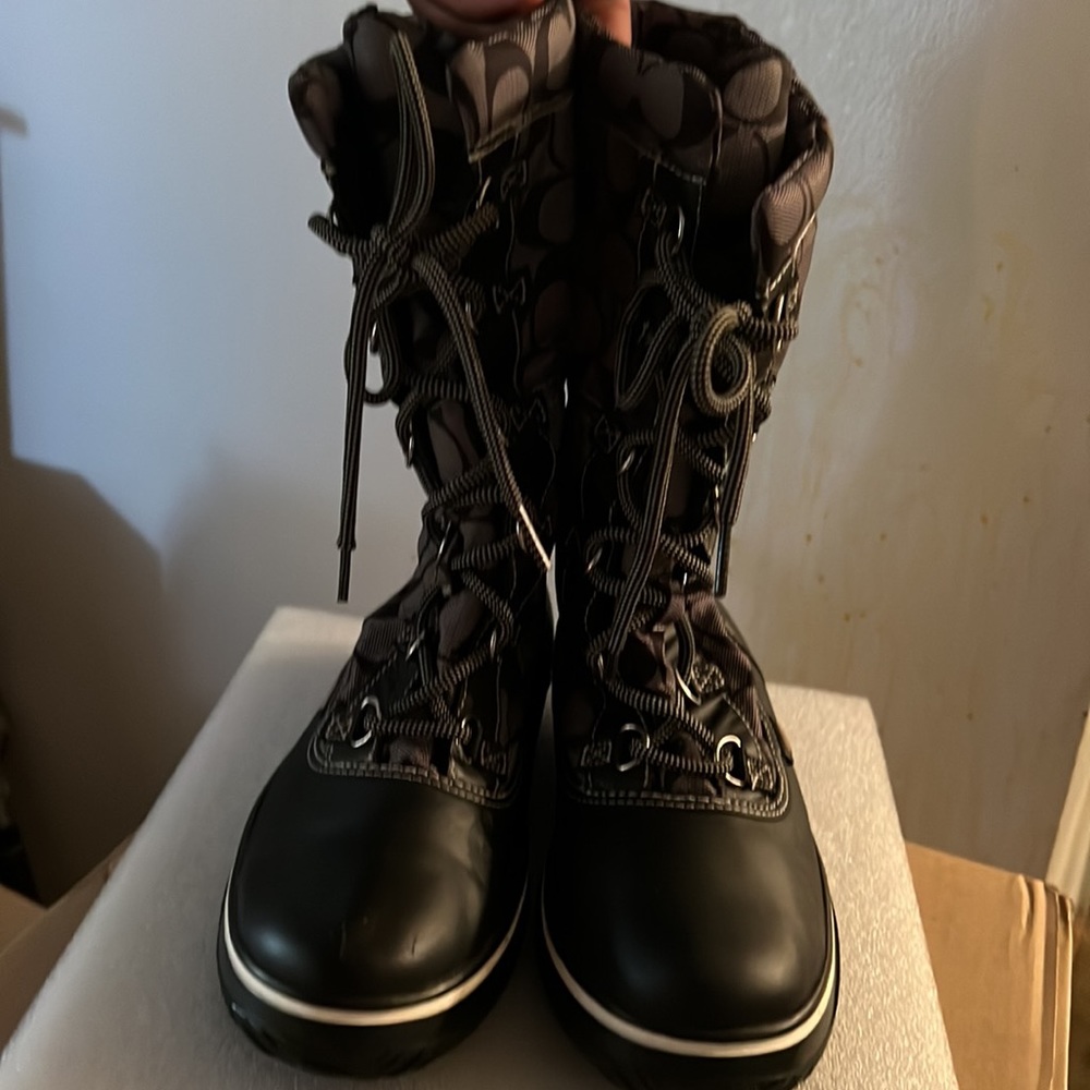 COACH BOOTS SIZE 8 women’s pre worn twice with a small scratch on the right boot - Picture 2 of 6